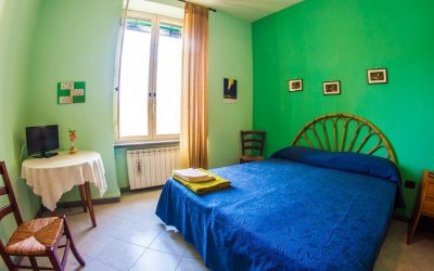 Carosone – Camera Tripla (con bagno privato) € 79 – 89